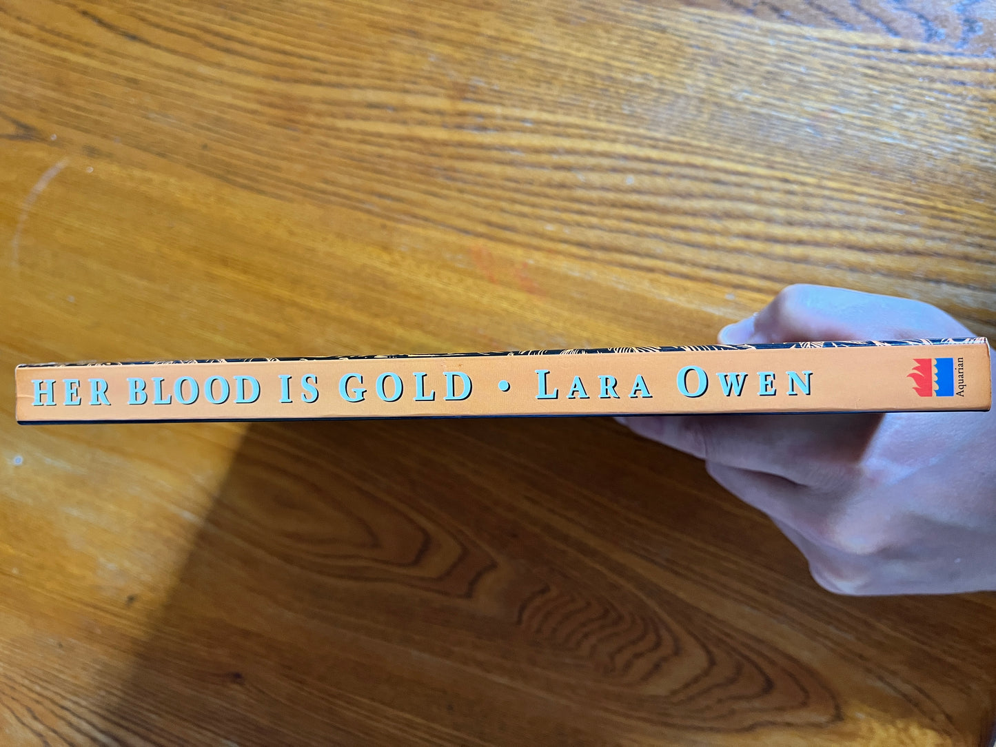Her Blood is Gold: Reclaiming the Power of Menstration - Lara Owen (First Edition)