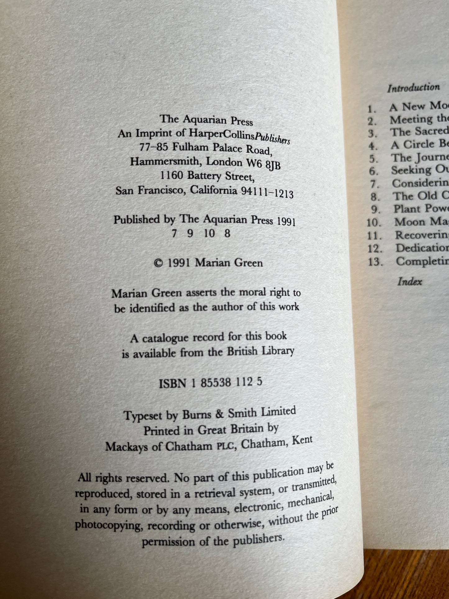 A Witch Alone: Thirteen Moons to Master Natural Magic - Marian Green