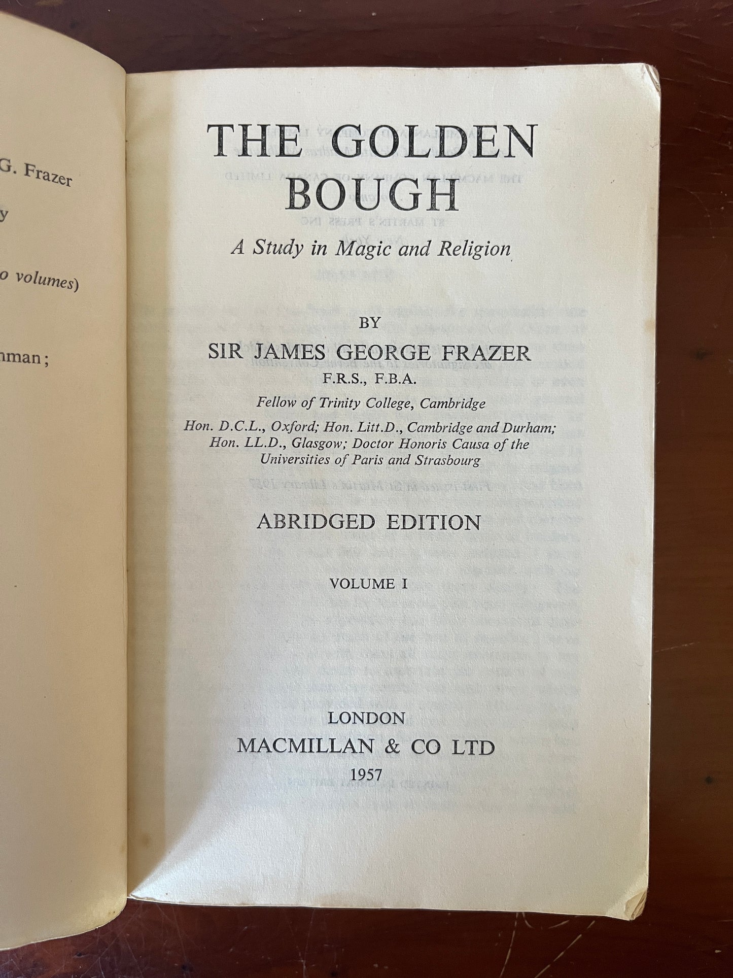 The Golden Bough (Abridged Paperback, Vol 1) - Sir James George Frazer