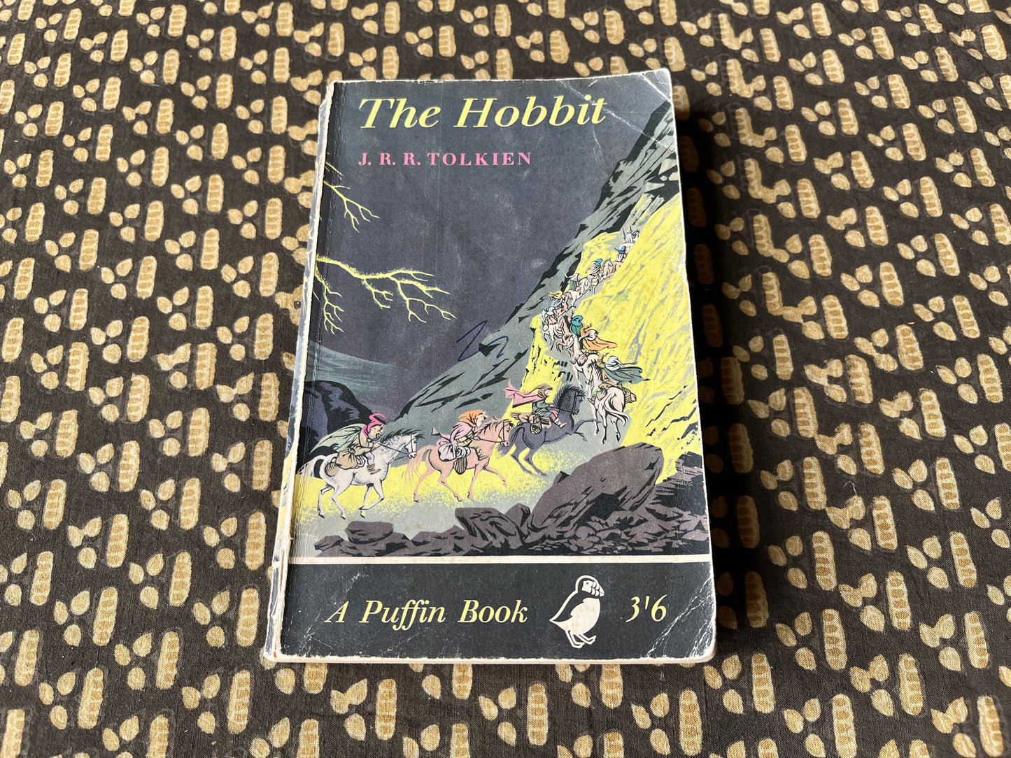 The Hobbit - J. R. R. Tolkien [First Paperback Edition - Puffin Books - 1961]