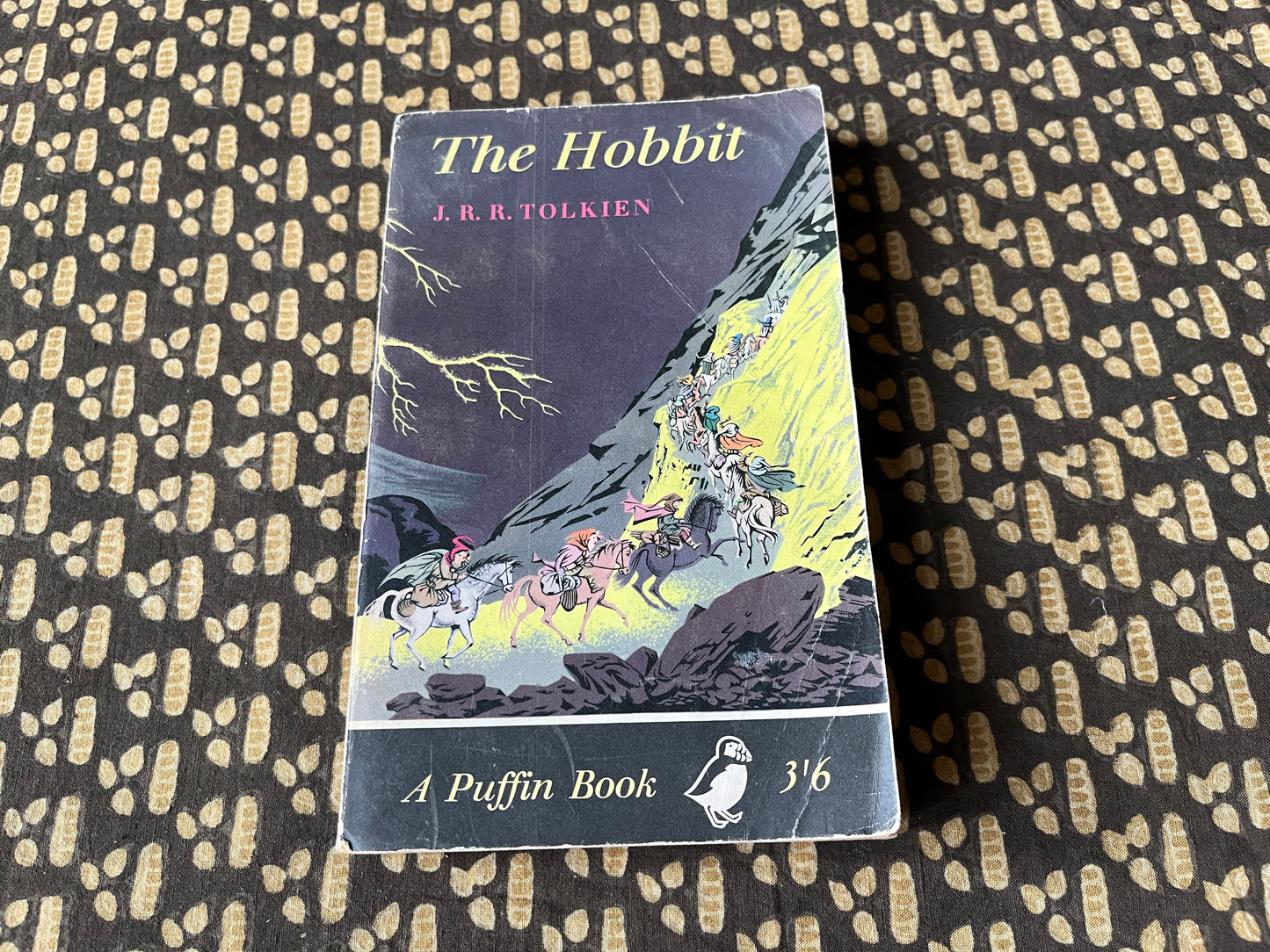The Hobbit - J. R. R. Tolkien [First Paperback Edition - Puffin Books - 1961]