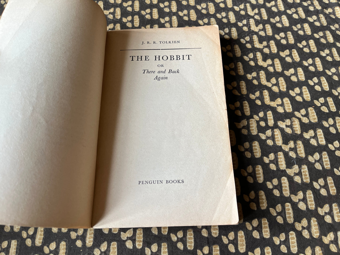 The Hobbit - J. R. R. Tolkien [First Paperback Edition - Puffin Books - 1961]