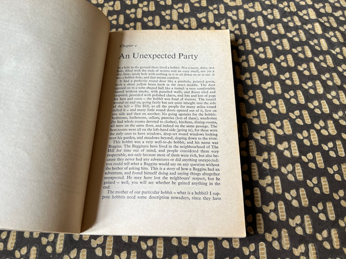 The Hobbit - J. R. R. Tolkien [4th Ed. 2nd Imp. by Unwin - 1976]