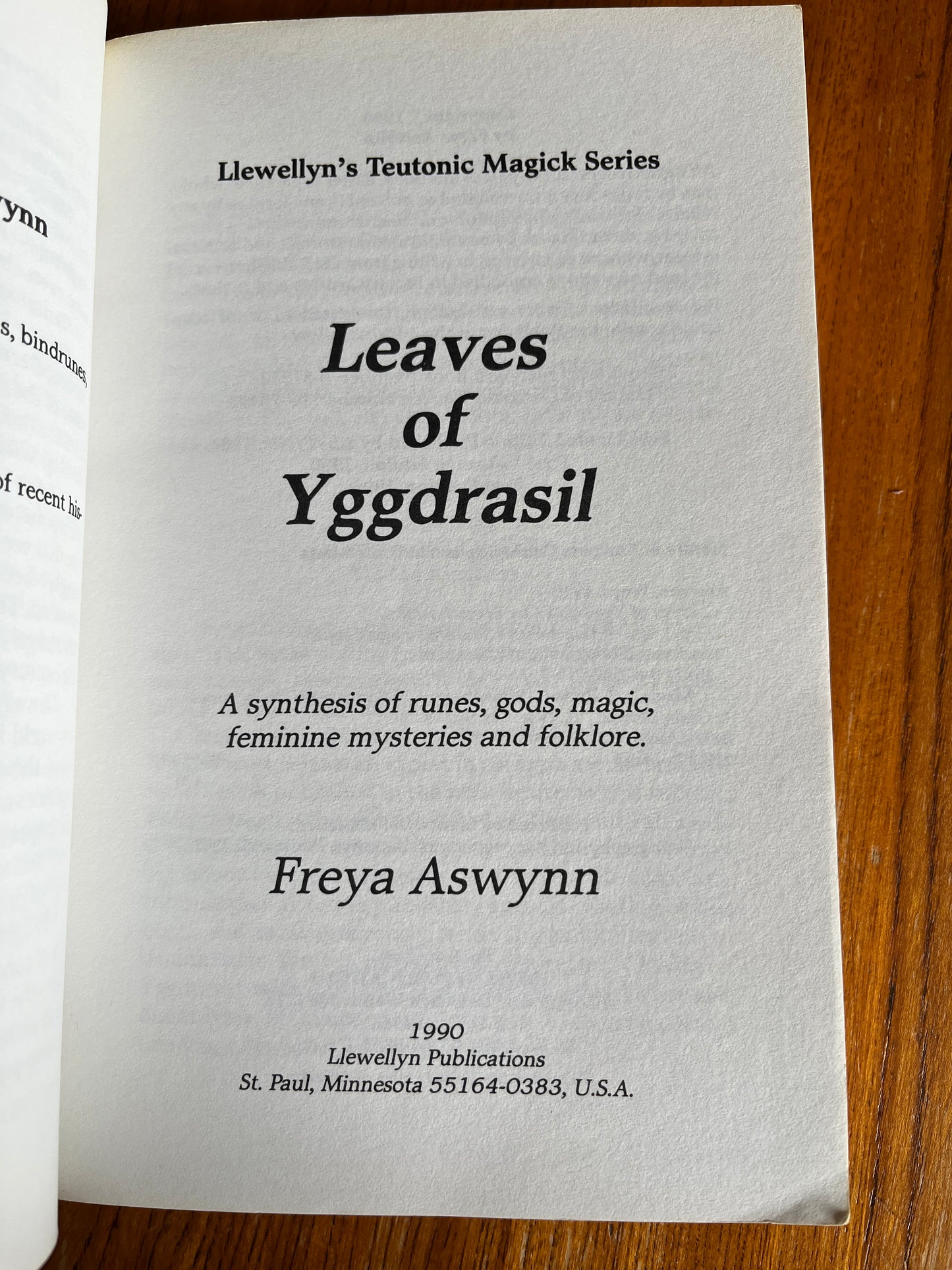 Leaves of Yggdrasil: Runes, Gods, Magic, Feminine Mysteries, Folklore - Freya Aswynn